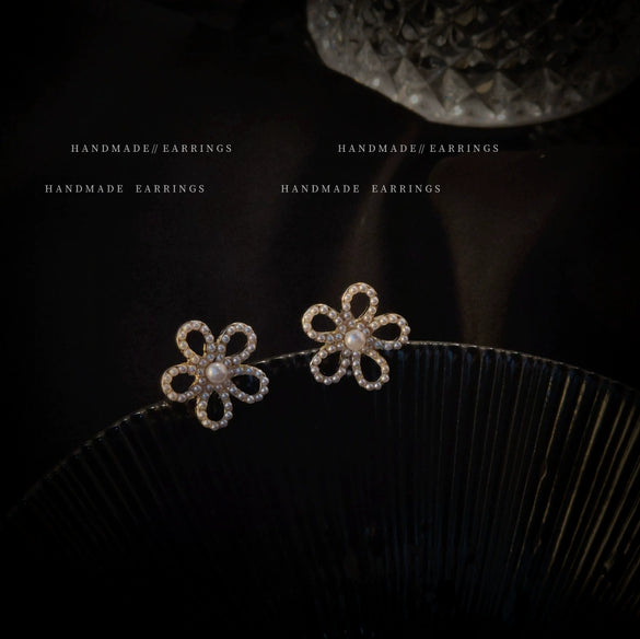 Elegant Pearl Flower Earrings For Women Alloy Floral Earrings With Silver Needle Simple High End Style