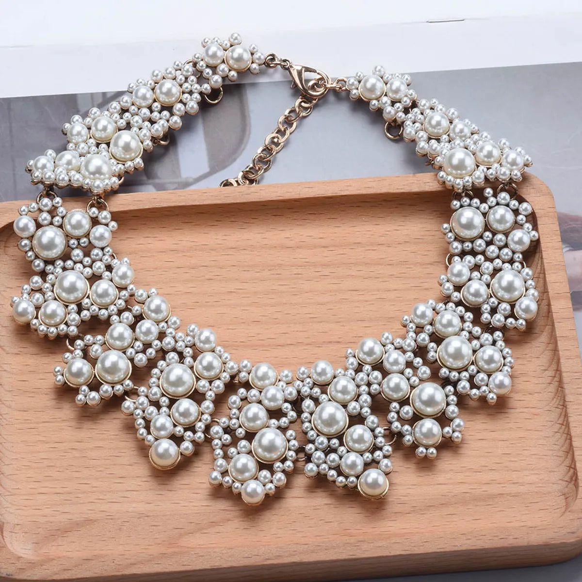 Elegant Retro Flower Alloy Plating Inlay Rhinestones Pearl Women'S Necklace