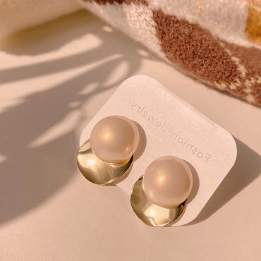 Elegant Retro Lady Geometric Alloy Inlay Artificial Pearls Women'S Ear Studs