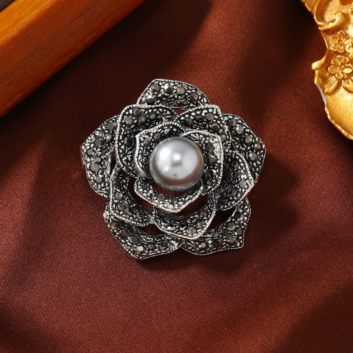 Elegant Retro Leaf Flower Alloy Plating Inlay Artificial Pearls Rhinestones Unisex Brooches