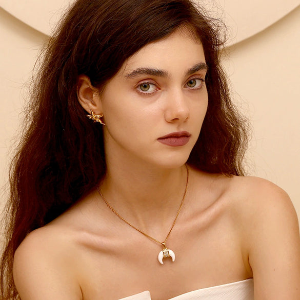 Elegant Retro Personality Pendant Necklace With Geometric Pattern Stainless Steel Plated 18K Gold Amber Horn And Diamond Electroplating For Women
