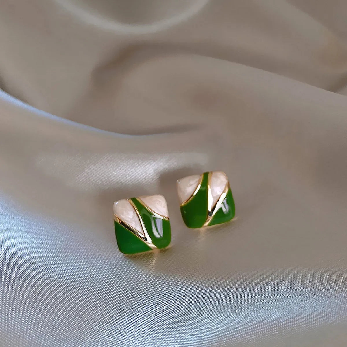 Elegant Retro Square Alloy Enamel Women's Ear Studs