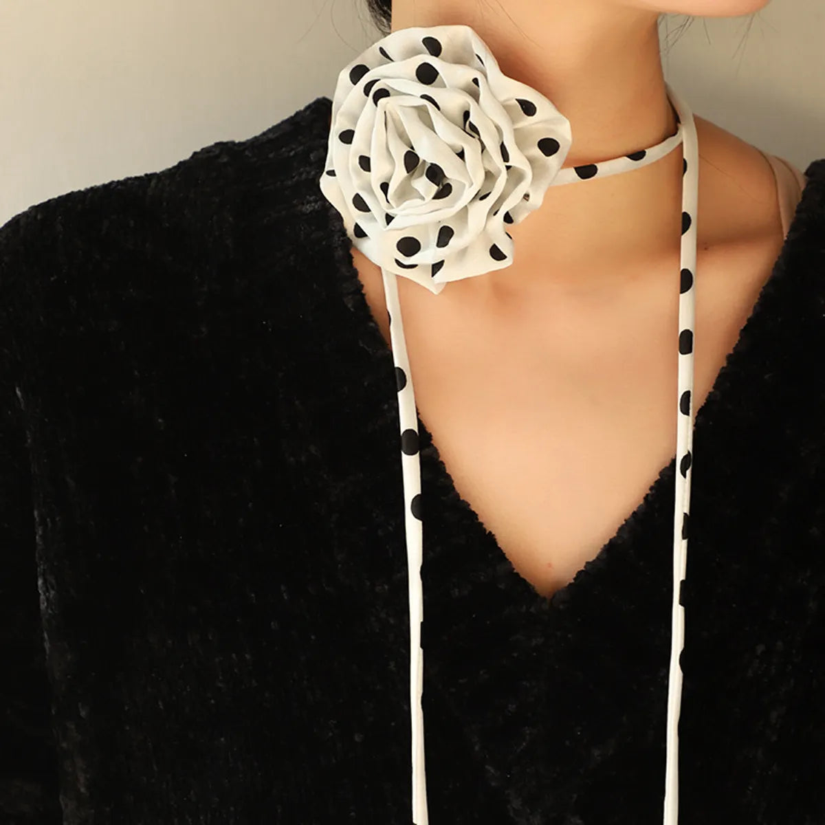 Elegant Rose Cloth Women's Choker