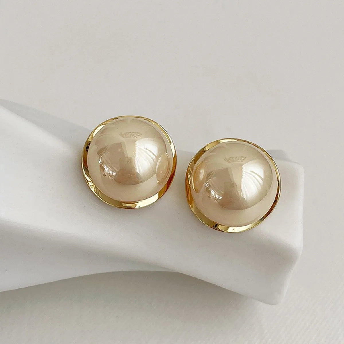 Elegant Round Mixed Materials Plating Inlay Artificial Pearls Women's Earrings