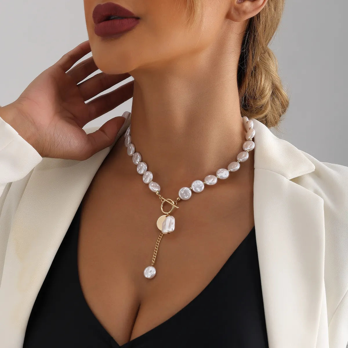 Elegant Shiny Geometric Imitation Pearl Alloy Women's Necklace