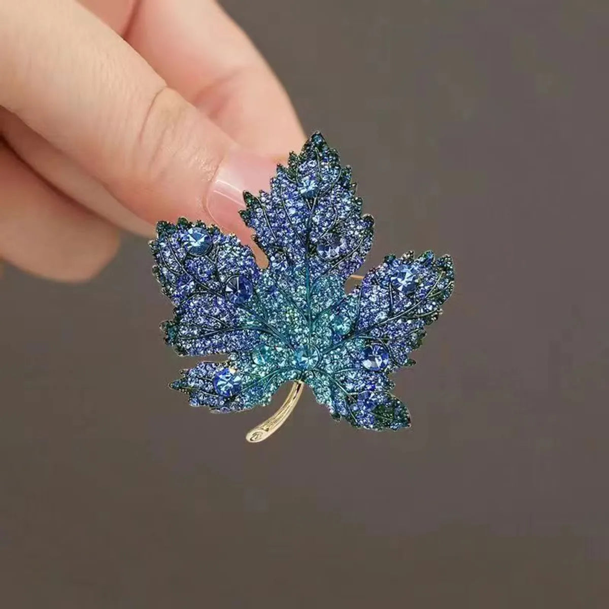 Elegant Shiny Maple Leaf Zinc Alloy Plating Inlay Rhinestones Women'S Brooches