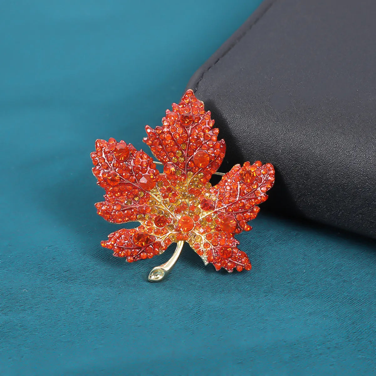 Elegant Shiny Maple Leaf Zinc Alloy Plating Inlay Rhinestones Women'S Brooches