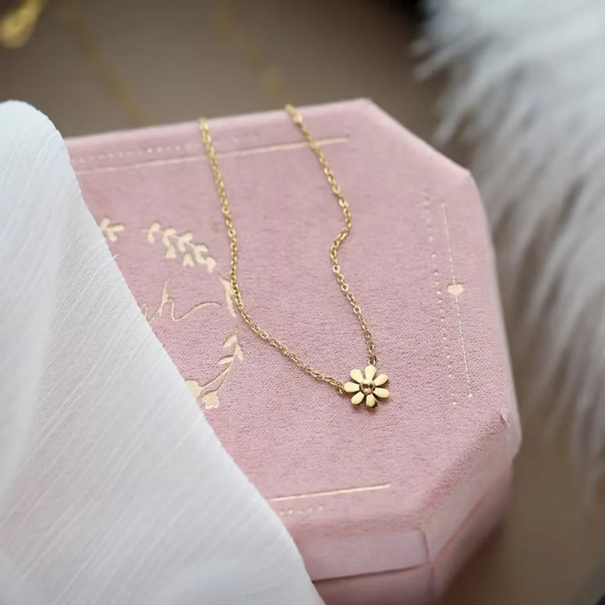 Elegant Simple Style Daisy Stainless Steel Plating 18k Gold Plated Pendant Necklace