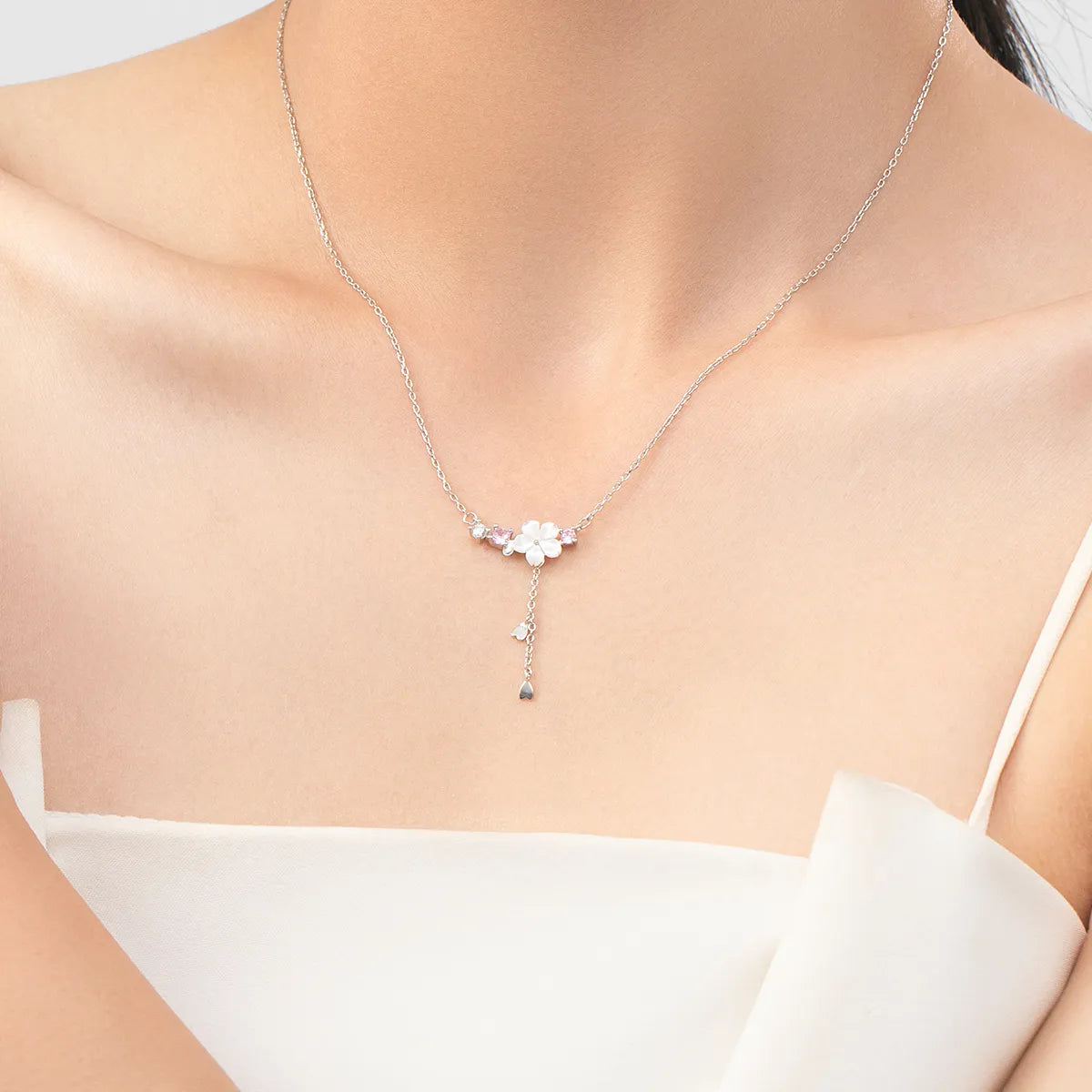 Elegant Simple Style Flower Sterling Silver Plating Three-dimensional Inlay Shell Zircon Rhodium Plated Pendant Necklace