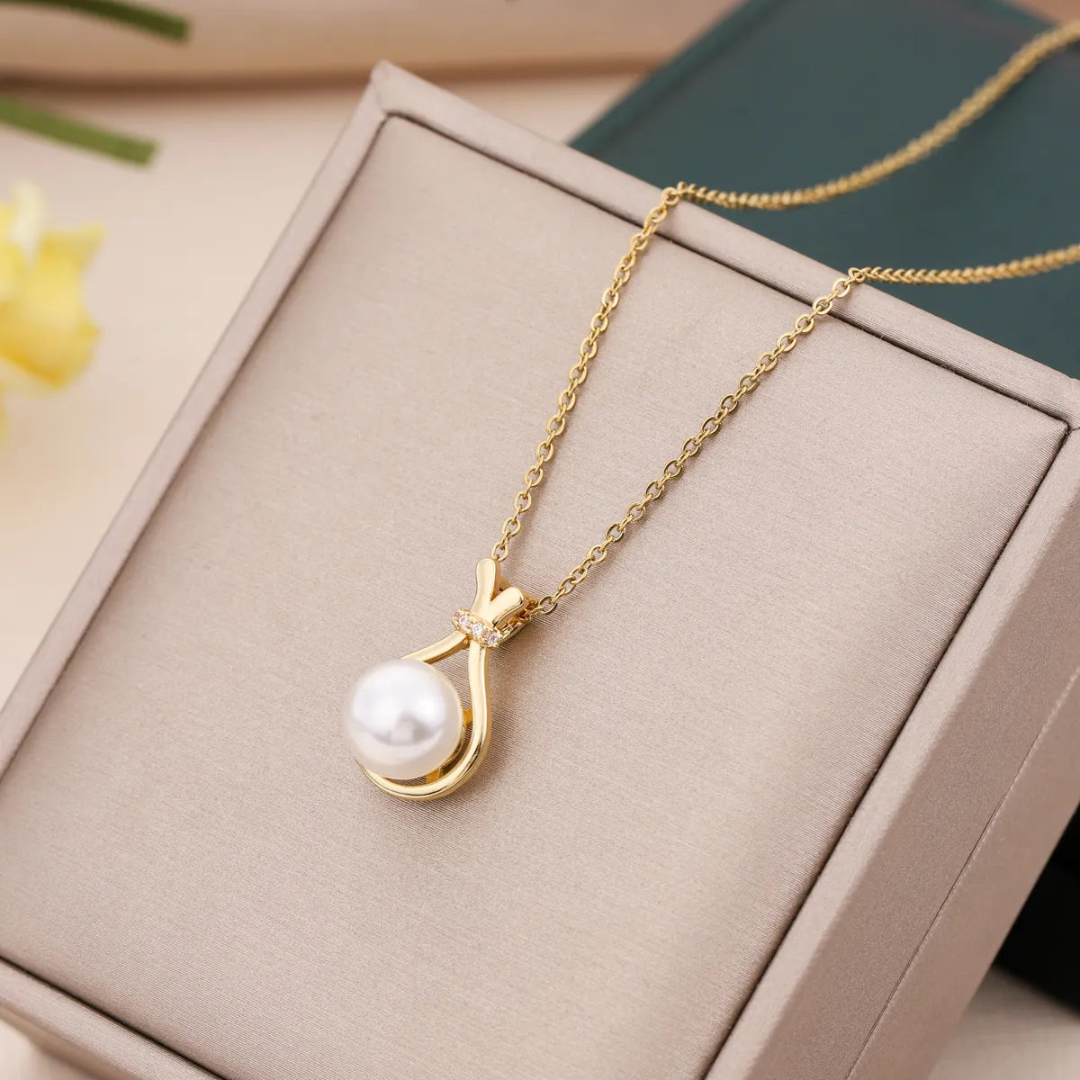 Elegant Simple Style Geometric Stainless Steel Plating Inlay Artificial Pearls 18k Gold Plated Pendant Necklace