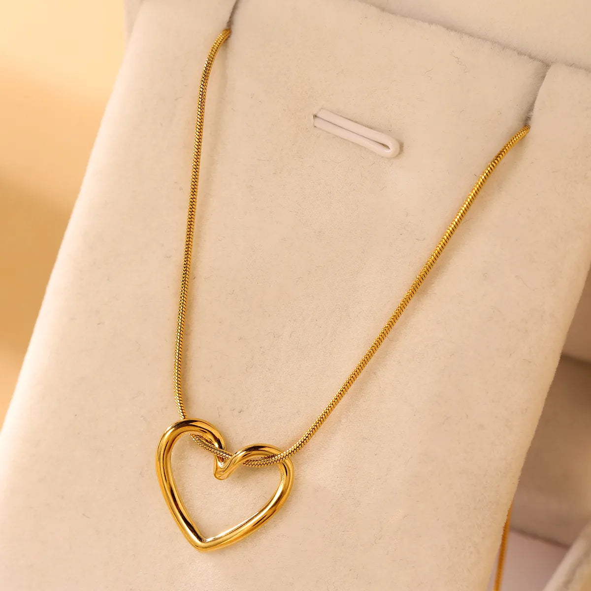 Elegant Simple Style Heart Shape Stainless Steel Hollow Out 18k Gold Plated Pendant Necklace