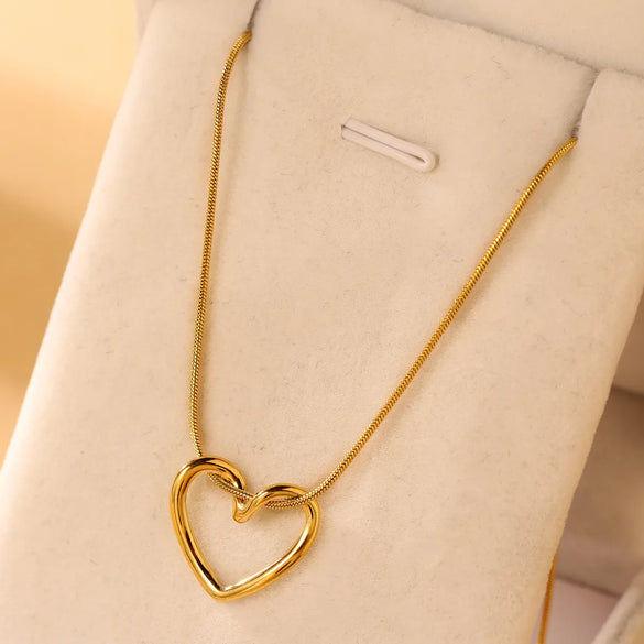 Elegant Simple Style Heart Shape Stainless Steel Hollow Out 18k Gold Plated Pendant Necklace