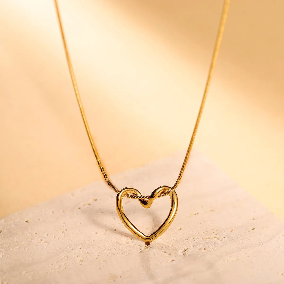 Elegant Simple Style Heart Shape Stainless Steel Hollow Out 18k Gold Plated Pendant Necklace