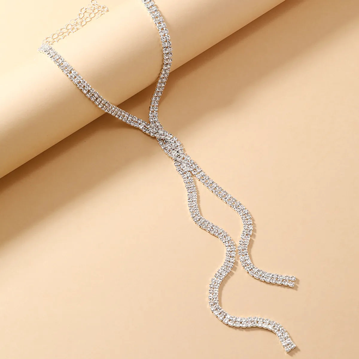 Elegant Simple Style Solid Color Alloy Inlay Rhinestones Silver Plated Women'S Pendant Necklace