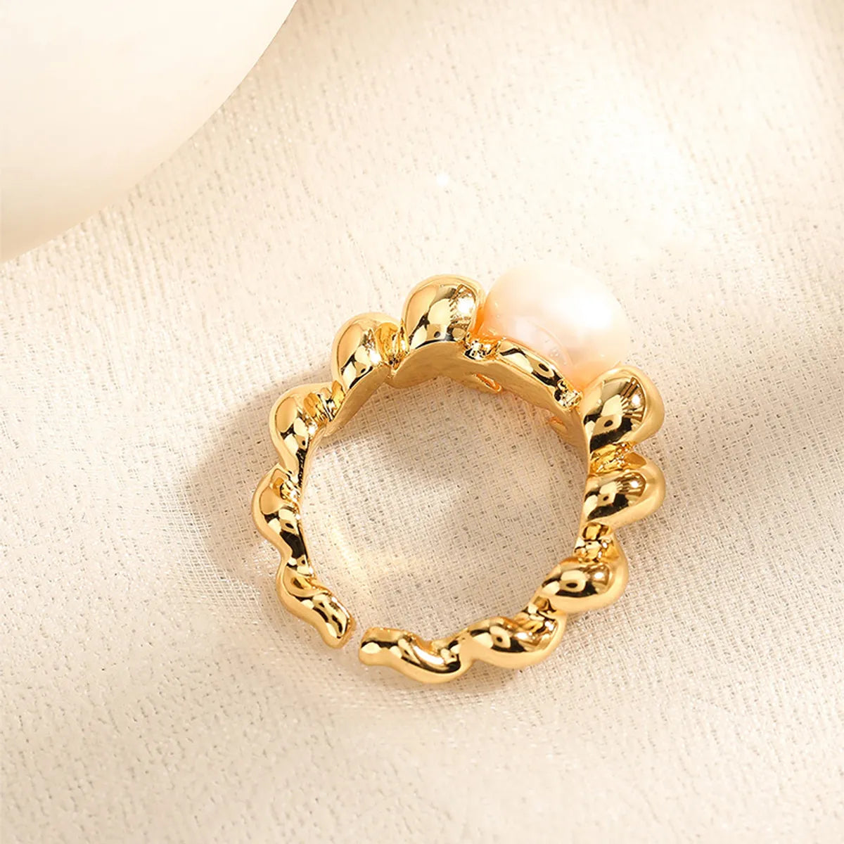 Elegant Simple Style Spiral Stripe Freshwater Pearl Copper Open Rings