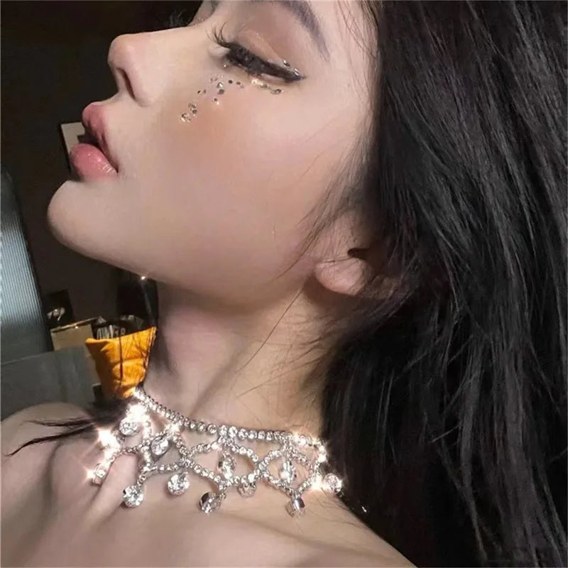 Elegant Solid Color Alloy Plating Inlay Rhinestones Silver Plated Women'S Choker