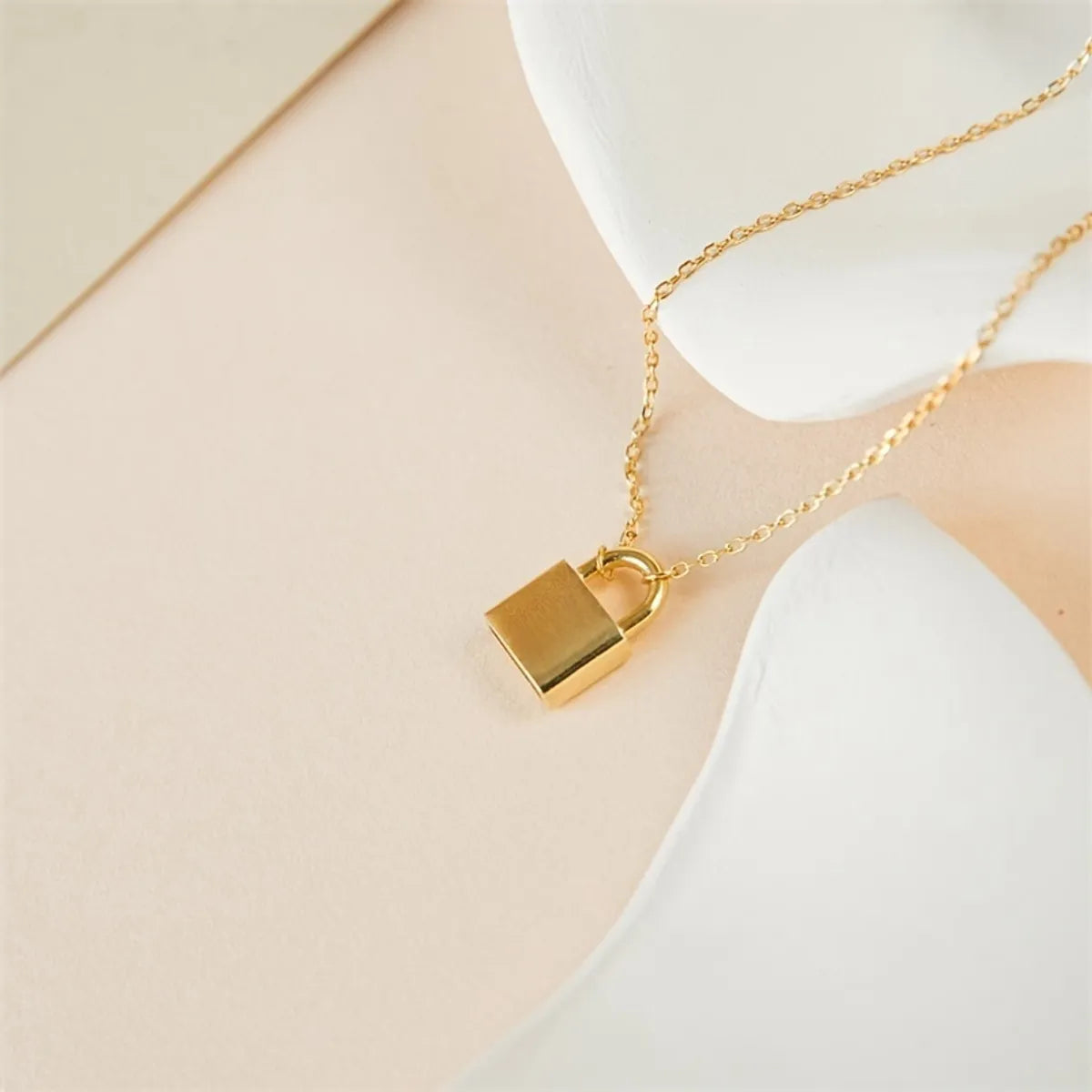 Elegant Solid Color Stainless Steel Plating 18k Gold Plated Pendant Necklace