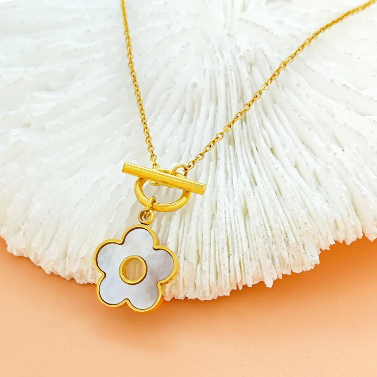 Elegant Sweet Flower Titanium Steel Toggle Plating Inlay Shell Gold Plated Pendant Necklace