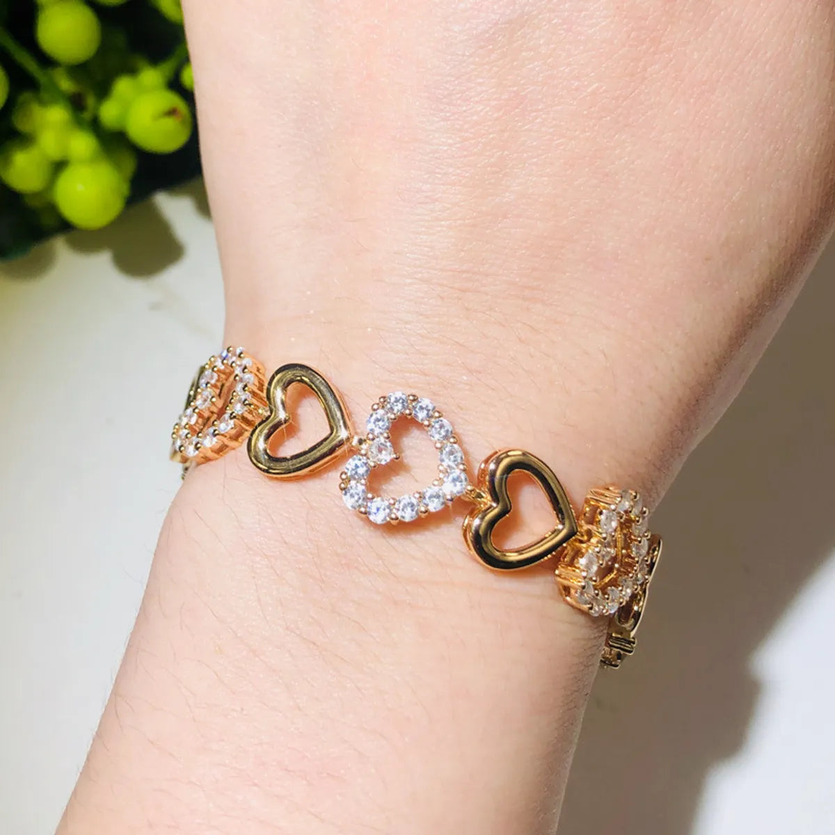 Elegant Sweet Heart Shape Brass Hollow Out Inlay Zircon Gold Plated Bracelets