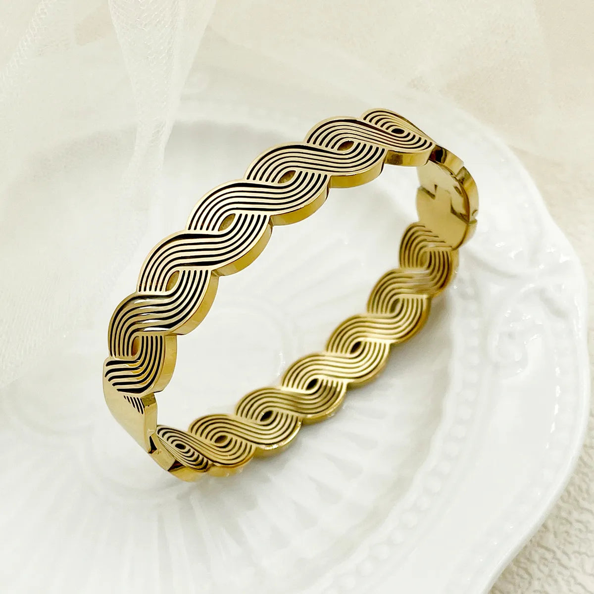 Elegant Twist 304 Stainless Steel 14K Gold Plated Bangle In Bulk