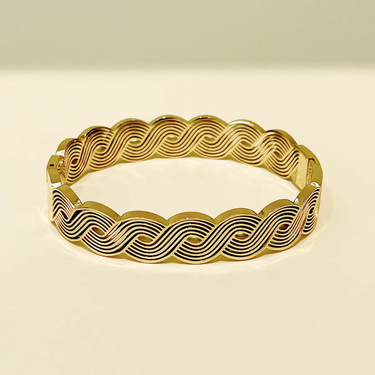 Elegant Twist 304 Stainless Steel 14K Gold Plated Bangle In Bulk