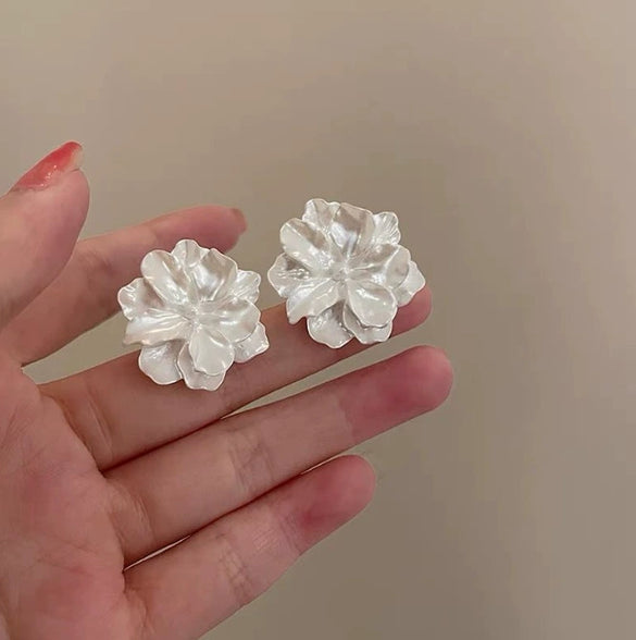Elegant White Flower Stud Earrings For Women Alloy Electroplated Floral Sweet Minimalist Fashion Jewelry