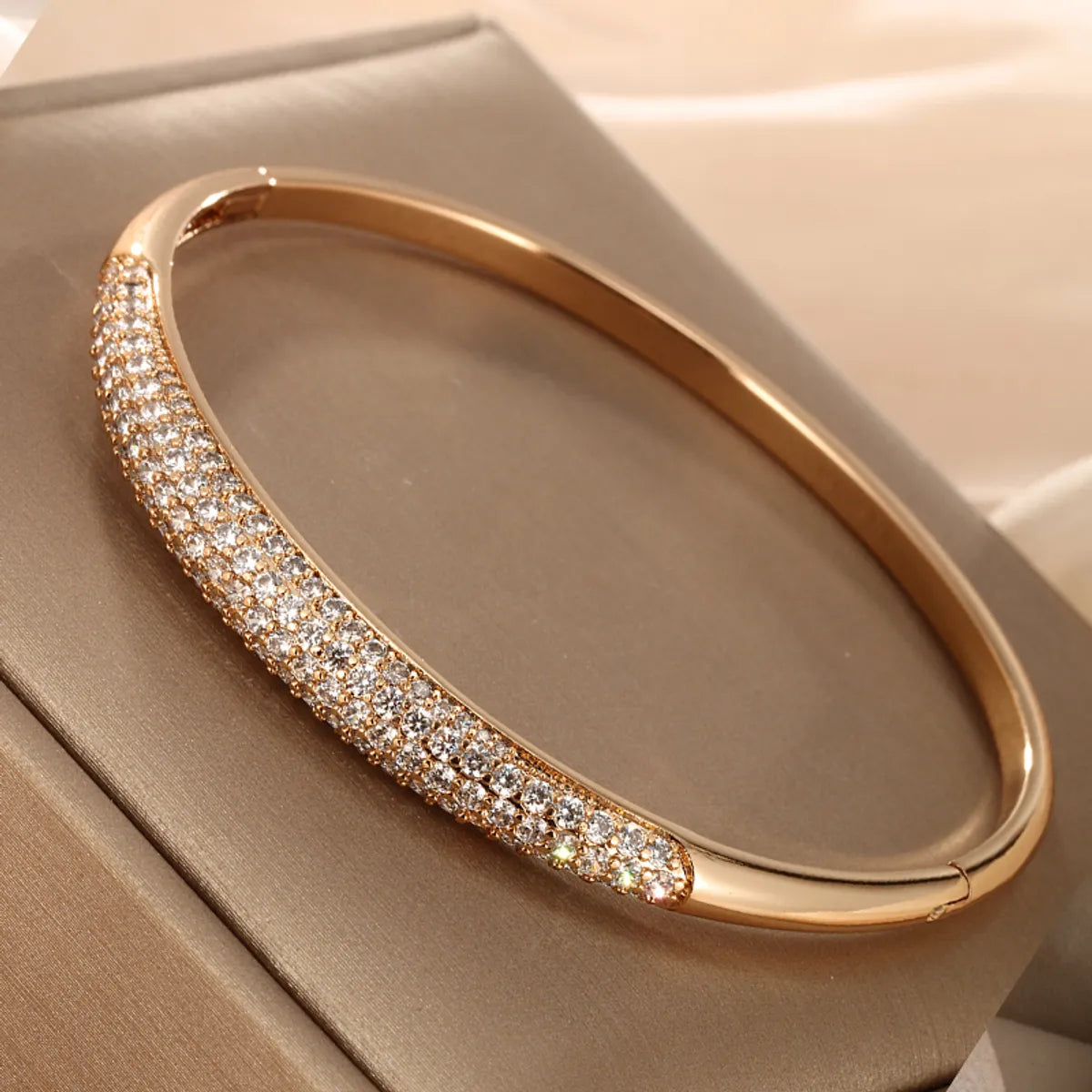 Elegant Xuping Simple Style Round Alloy Plating Inlay Artificial Diamond 18k Gold Plated Women's Bangle