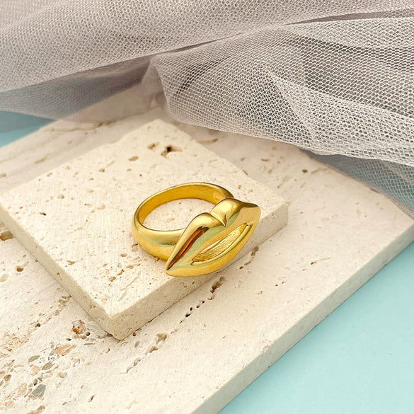 Exaggerated Geometric Lip Print Kiss Design Hollow Joker Ring Stainless Steel Jewelry With Electroplating