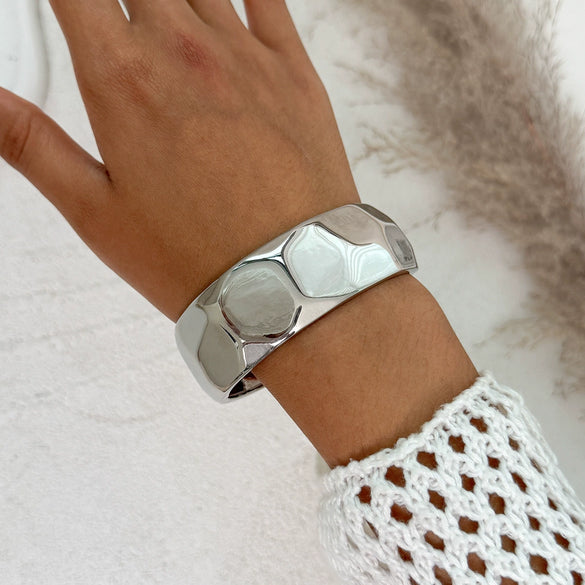 Exaggerated Liquid Irregular Opening Hand Geometric Alloy Women's Bracelets With Electroplating