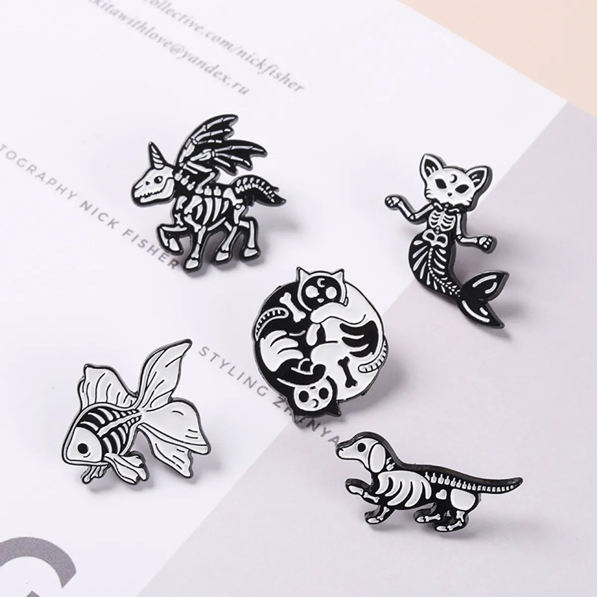 Fashion Dog Fish Alloy Stoving Varnish Brooches