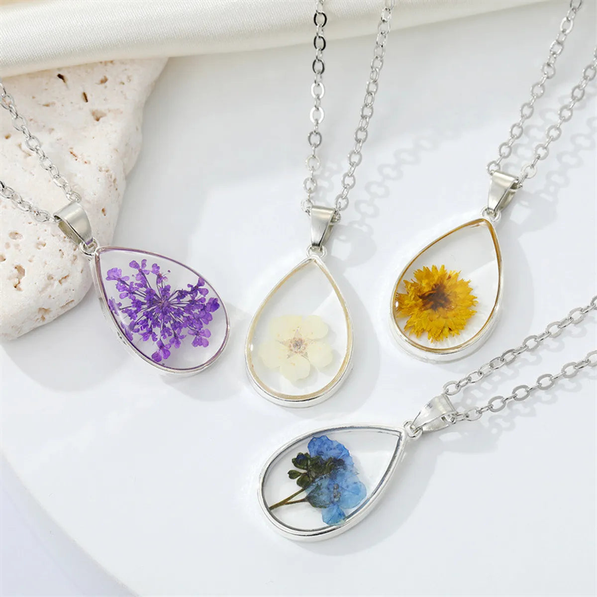 Cross-border Sold Jewelry Drop Shape Transparent Resin Dried Flower Necklace Bohemian Preserved Fresh Flower Starry Clavicle Chain