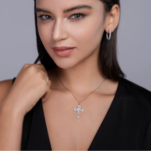 Fashion Light Luxury Moissanite Inlaid 925 Silver Women's Geometric Cross Clavicle Necklace With O Word Chain