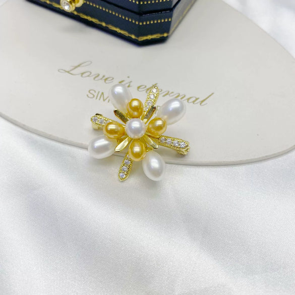 Fashion Multi Bead Natural Freshwater Pearl Flower Shaped Brooch Pin With Plaid Pattern Set With Pearls Copper Plated With Thick Real Gold For Women