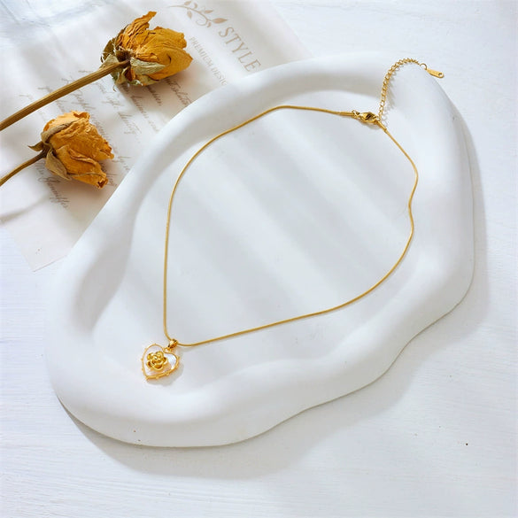 Fashion Niche Creative Retro High End Elegant Mother Of Pearl Heart Pendant Necklace In Titanium Steel With Flower Design And Electroplating