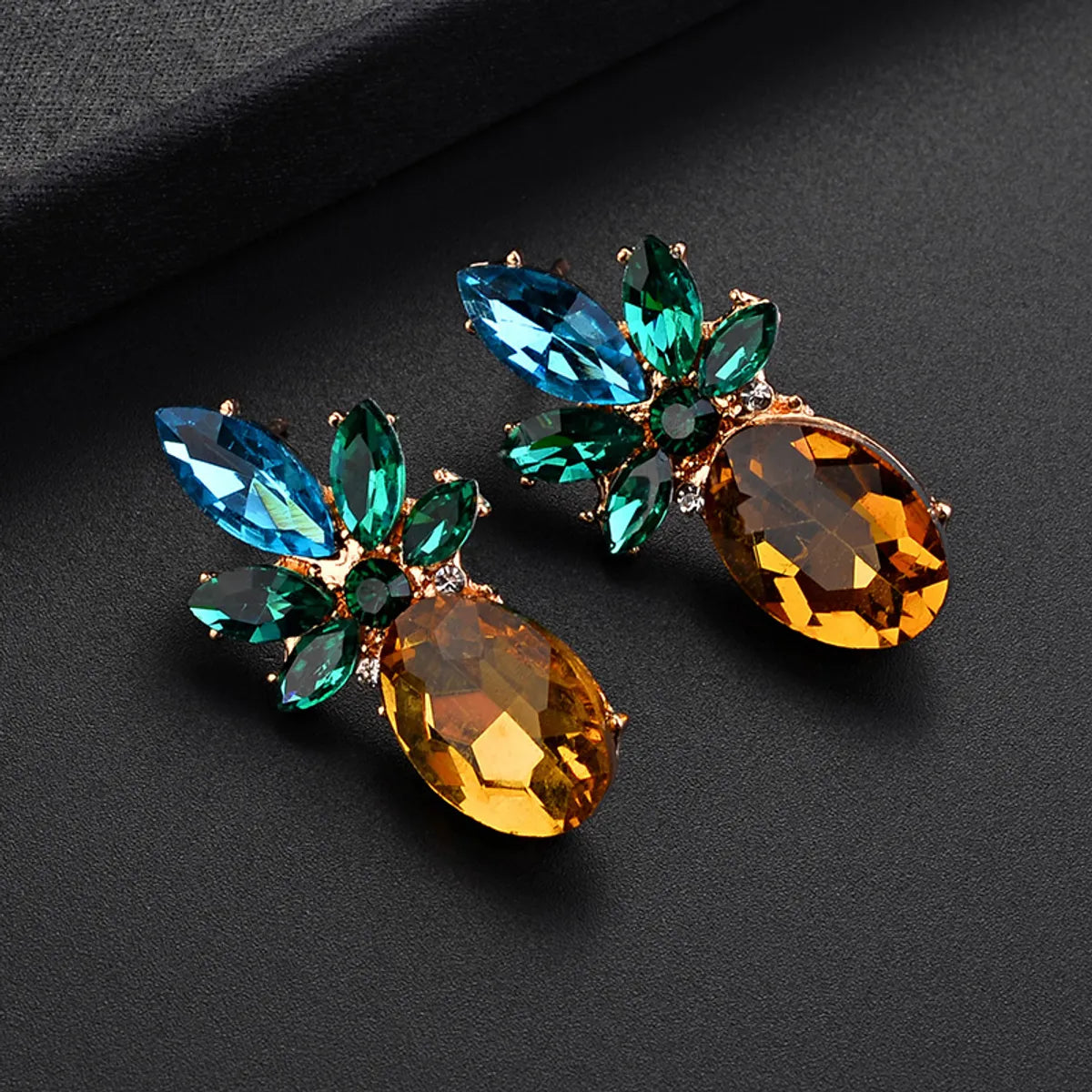 Fashion Ornament Horse Eye Crystal Pineapple Shaped Alloy Stud Earrings