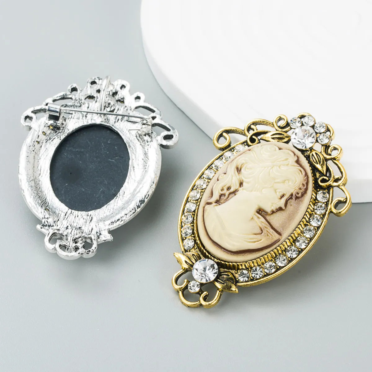 Fashion Oval Alloy Inlay Rhinestone Brooches