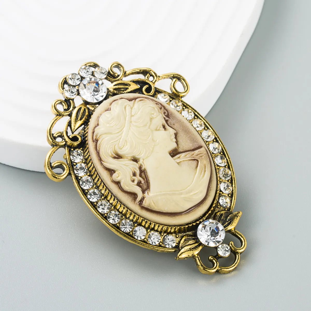 Fashion Oval Alloy Inlay Rhinestone Brooches