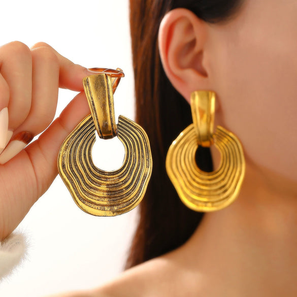 Fashion Retro Geometric Alloy Alloy Electroplated Women's Ring And Exaggerated Earrings