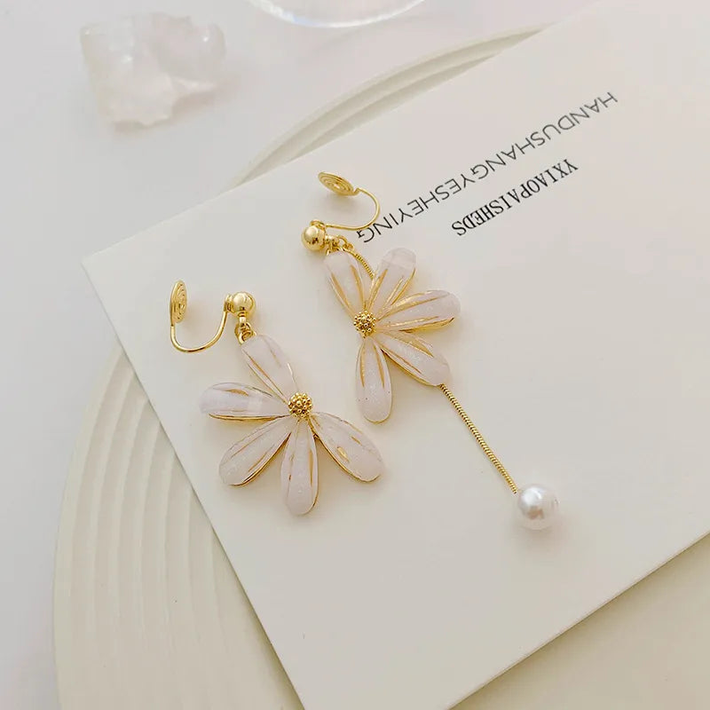 Fashion Sweet Flower Alloy Plating Artificial Pearls Women'S Ear Clips Earrings