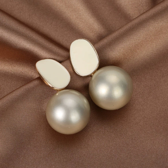 Fashionable Elegant Women's Alloy Earrings With Silver Needles Set With Pearls