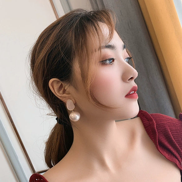 Fashionable Elegant Women's Alloy Earrings With Silver Needles Set With Pearls