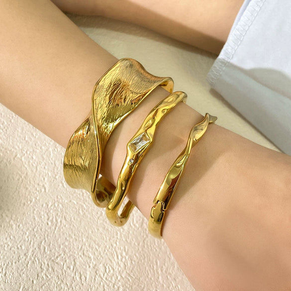 Fashionable Unique Open Geometric Texture Twisted Wave Zircon Stainless Steel 18K Vacuum Plated In Furnace Glossy Oversized Bracelet