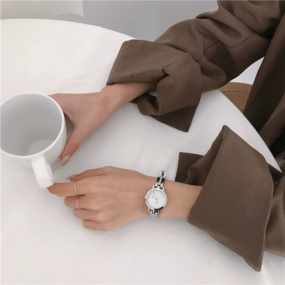 Female Fashion Retro Artistic Alloy And Stainless Steel Bracelet Watch With Round Dial