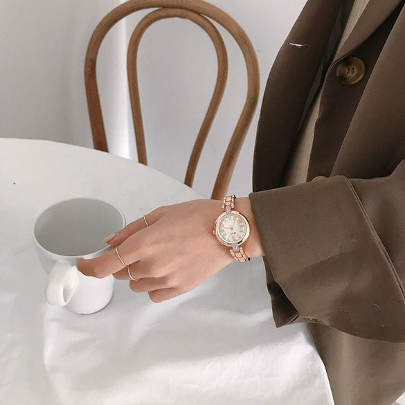Female Fashion Retro Artistic Alloy And Stainless Steel Bracelet Watch With Round Dial