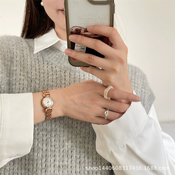 Female Student Round Alloy Case Fine Steel Belt Watch With Fritillary Pattern And Small Diamond Embedded Retro Light Luxury Style
