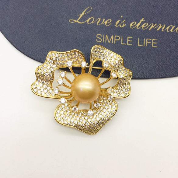 Fine Fashionable Autumn And Winter Sweater Coat Brooch With Large Freshwater Gold Pearls And Copper Plated Real Gold Micro Inlaid Zircon In Flower Styling