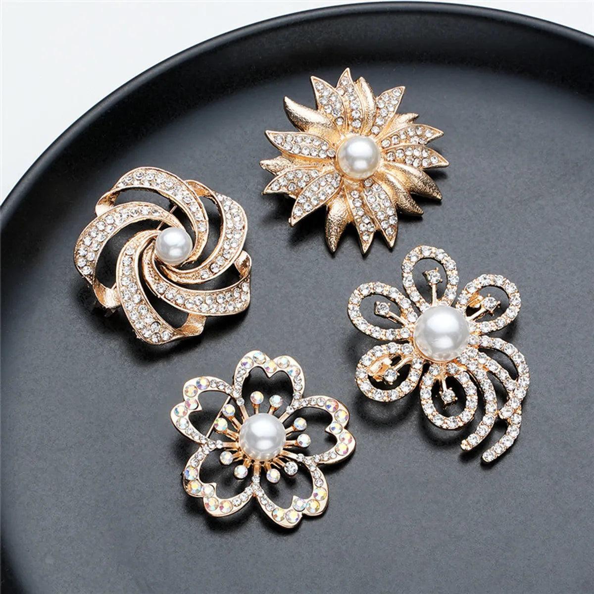 French Style Sweet Classic Style Flower Alloy Plating Hollow Out Inlay Artificial Rhinestones Artificial Pearls Artificial Diamond Women'S Corsage Brooches Collar Pin