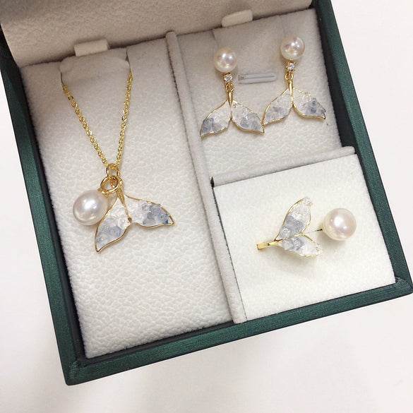 Freshwater Pearl Jewelry Set With Crushed Ice Crystal And Fishtail Design
