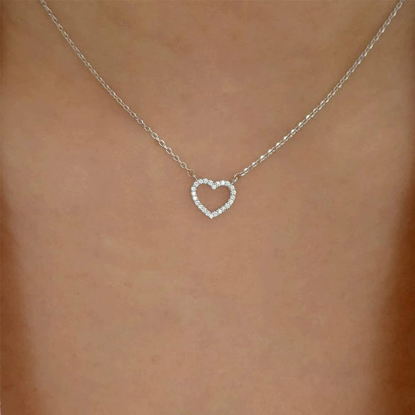 Full Diamond Heart Butterfly Pendant Necklace For Women With Alloy Material And Water Wave Chain