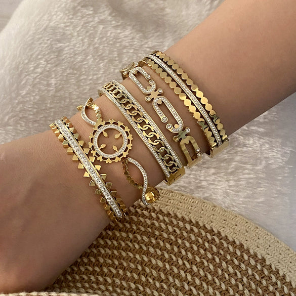 Full Diamond Hollow Fashion Stainless Steel Bracelet With Electroplating